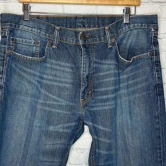 Levi's 559 Jeans Men's Size 38X30 Blue Relaxed Fit Straight Leg Medium Wash - Picture 2 of 11